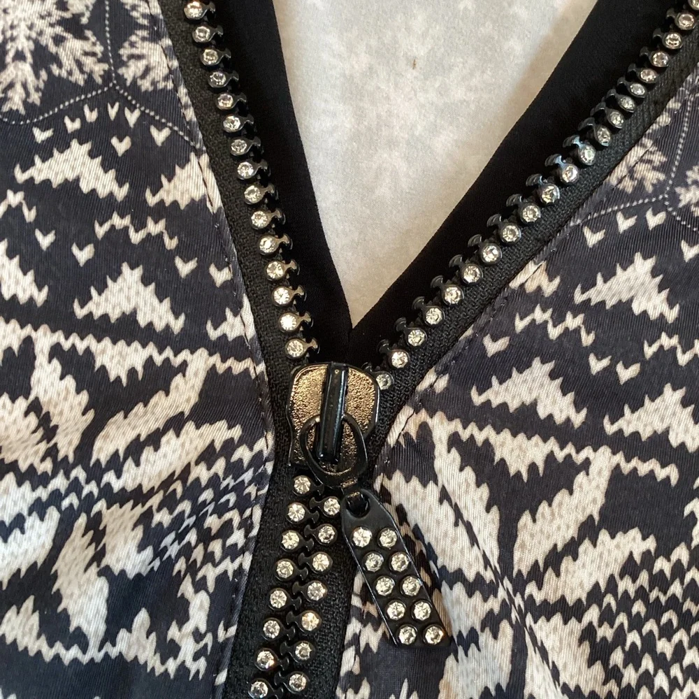 JOSEPH RIBKOFF v-neck patterned blouse (#6i) - Picture 5 of 7